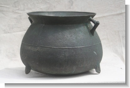 LARGE CAULDRON , JAMES or JOHN FATHERS.
