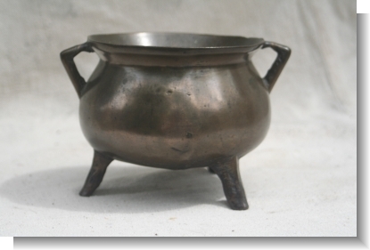 Small late 17th Century cooking pot.