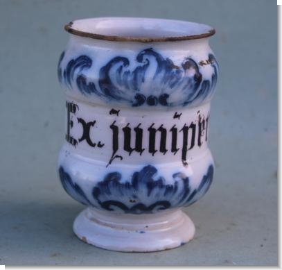 ITALIAN DRUG JAR, c.1730