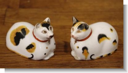 STAFFORDSHIRE CATS, CHAMBERLIN WORCESTER CHARLES BOURNE